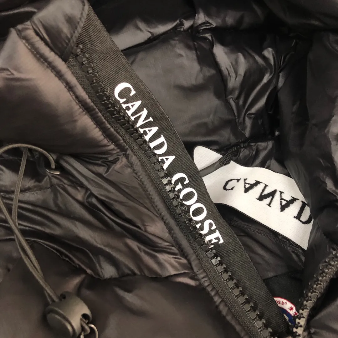 P880 Canada Goose/Canada Goose 2023 limited new Crofton bread down jacket for men and women] Exclusive design concept on the entire network: Canadian brand Canada Goose has always been recognized as the warmest down jacket, and various IS celebrities, Internet celebrities, and celebrities often wear it for street photos. I make Canada Goose every year, but I still can’t get rid of my love for the big geese. No matter how cold the days are, there is no need to be afraid, because there are big geese! Filled with 90% white duck down, Canada Goose is the legendary warmest down jacket and is known as a must-have for Arctic outdoor sports! The most popular down jacket in the world, celebrities are rushing to buy it, it is a must-have! Fabric + Features: ✅ Made of Japanese thermal fabric, with good thermal insulation performance, waterproof and windproof. Wear a hat when going out in the rainy season to keep warm and keep out the rain. ✅ It is filled with 90% international white duck down. The filling amount is much more than any other clothes on the market. Only in this way can it be full and the touch will be very soft. ✅ The original custom-made fabric is made of recycled Feather-Light tear-resistant fabric, which is ultra-light and has no weight-bearing feeling on the upper body and ensures the feel and bulkiness. The interior is made of nylon ylon double-layer sealing design, which will not cause any velvet leakage. The cold-proof effect is as high as level 4. ✅ The zipper is customized from Yoshida YKK factory, with clear engraving and perfect smooth texture. ✅Stand-collar hooded drawstring design achieves double warmth retention effect. ✅The inner ➕ has a waistband design and the waistband has logo embroidery to fit the body better and provide double windproof effect. ✅All accessories are 1:1 original factory. ✅ Imported Behringer embroidery machine to customize the 10,000-needle embroidery logo, 100% restored to the original product. ✅ Collar label, washed label, hang tag, zipper cord, pocket label, back label, collar velvet, Velcro fasteners, all details of the cuffs are authentic, and the hang tags and anti-counterfeiting labels are complete ✅ The cuffs are made of thickened seamless threads, which are warm and comfortable. Craftsmanship: Crofton loaf, the latest style in 2023, with cold protection effect up to level 4, made of recycled Feather-Light tear-resistant fabric, ultra-light, and no weight-bearing feeling on the upper body! The unique black label highlights your temperament‼ ️Color: black silver gray Size: S～XXL